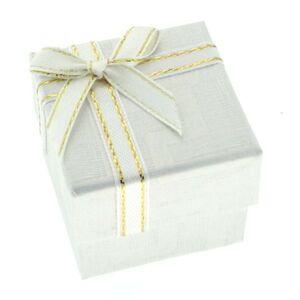 Biela darčeková krabička s gréckym vzorom a stužkou