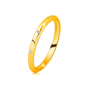 Briliantová obrúčka zo 14K žltého zlata - tri okrúhle číre diamanty, hladký povrch  - Veľkosť: 58 mm