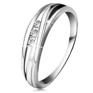 Briliantový prsteň z bieleho 14K zlata, zvlnené línie ramien, tri číre diamanty - Veľkosť: 50 mm