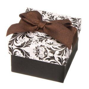 Čierno-biela krabička na šperk s ornamentmi a hnedou stuhou