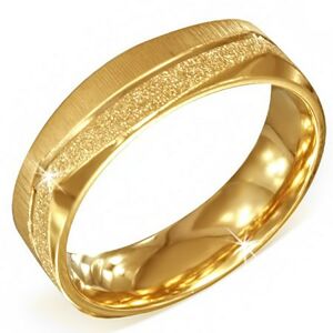 Hranatý oceľový prsteň zlatej farby - pieskovaný a saténový pás - Veľkosť: 65 mm