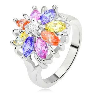 Lesklý prsteň striebornej farby, farebný kvet z brúsených kamienkov - Veľkosť: 54 mm