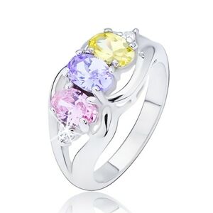 Lesklý prsteň striebornej farby, tri farebné oválne zirkóny medzi vlnkami - Veľkosť: 50 mm