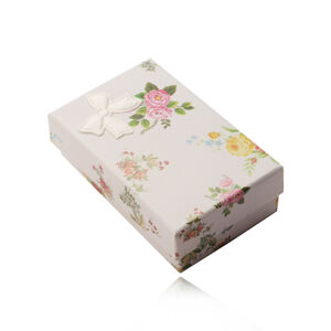 Obdĺžniková krabička na náušnice a prsteň krémovobielej farby, kvetovaný motív, mašľa 