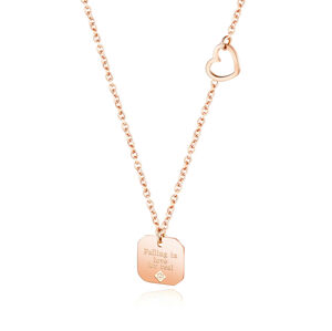 Oceľový náhrdelník, medená farba- tenká retiazka, známka s nápisom "Falling in love for real"