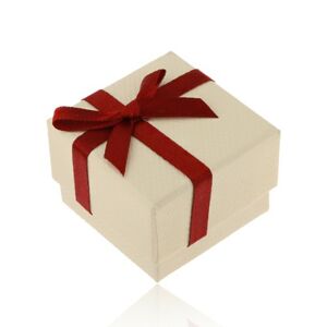 Papierová darčeková krabička v béžovom odtieni, bordová stužka s mašľou