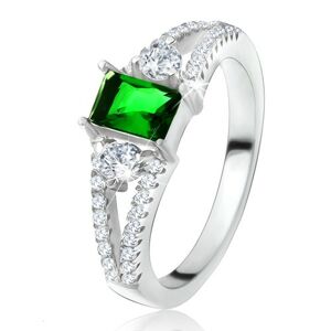 Prsteň - obdĺžnikový zelený kameň, rozvetvené ramená, číre zirkóny, striebro 925 - Veľkosť: 53 mm