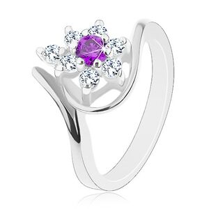 Prsteň v striebornej farbe, asymetrické ramená, fialovo-číry zirkónový kvet - Veľkosť: 50 mm