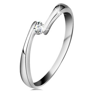 Prsteň z bieleho 14K zlata - číry diamant medzi zúženými koncami ramien - Veľkosť: 62 mm