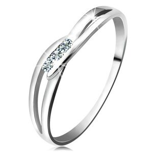 Prsteň z bieleho zlata 585 - tri okrúhle diamanty čírej farby, rozdelené ramená - Veľkosť: 60 mm