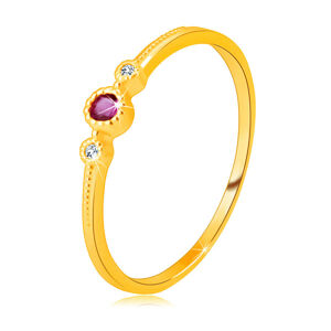 Prsteň zo žltého 9K zlata - rubín v objímke, okrúhle zirkóniky, bodky - Veľkosť: 56 mm