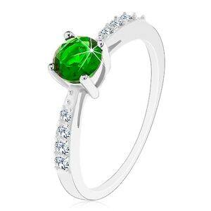 Strieborný 925 prsteň, lesklé ramená vykladané čírymi zirkónikmi, zelený zirkón - Veľkosť: 55 mm