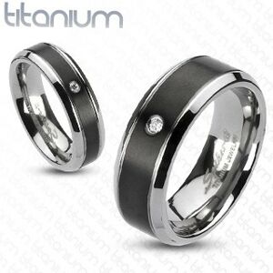 Titánový prsteň - čierny pás so zirkónom - Veľkosť: 59 mm