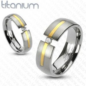 Titánový prsteň striebornej farby - prúžok zlatej farby, zirkón - Veľkosť: 59 mm